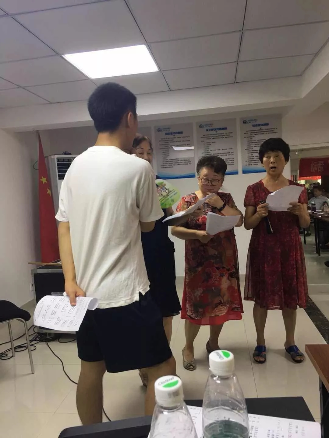 志愿者教老年组学员唱歌 yl23455永利