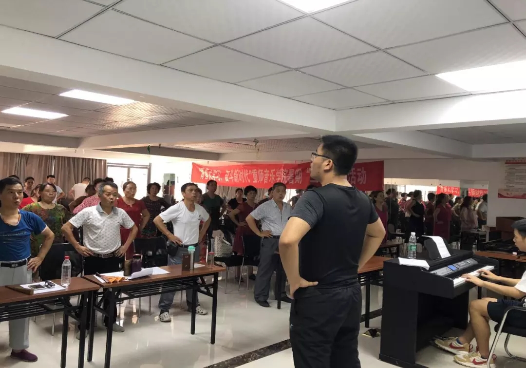 志愿者在教大家练习发声 yl23455永利